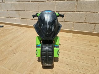 Moto Kawasaki Niño Negra y Verde