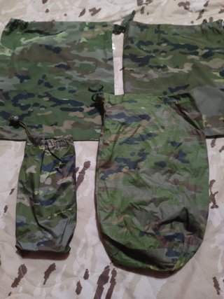 Varias bolsas impermeables ejercito
