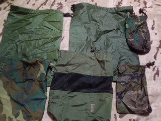 Varias bolsas impermeables ejercito
