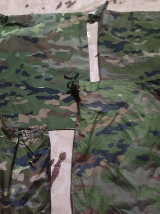Varias bolsas impermeables ejercito