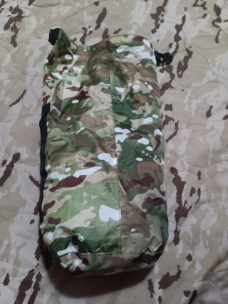Varias bolsas impermeables ejercito