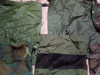 Varias bolsas impermeables ejercito