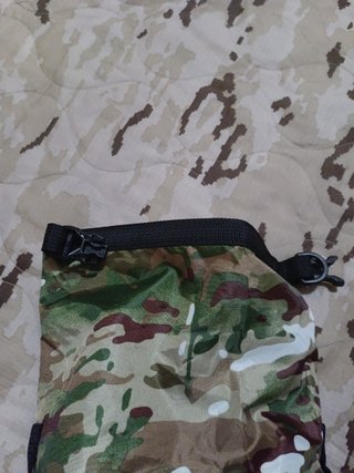 Varias bolsas impermeables ejercito