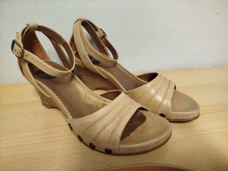 Sandalias Wonders Beige Cuña