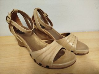 Sandalias Wonders Beige Cuña