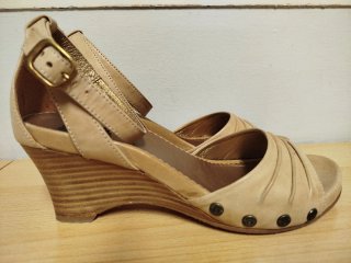 Sandalias Wonders Beige Cuña