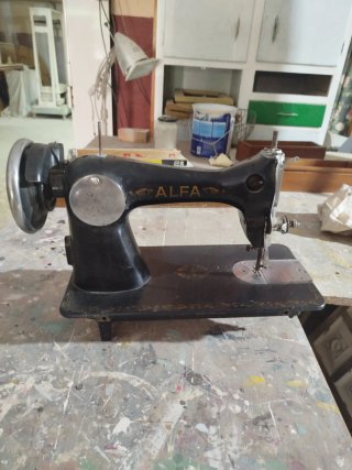 Máquina de coser Alfa antigua