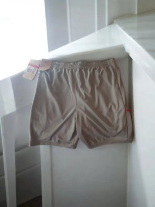 Pantalón corto Nike gris y rosa