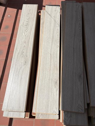 Suelo laminado, aislante y rodapié