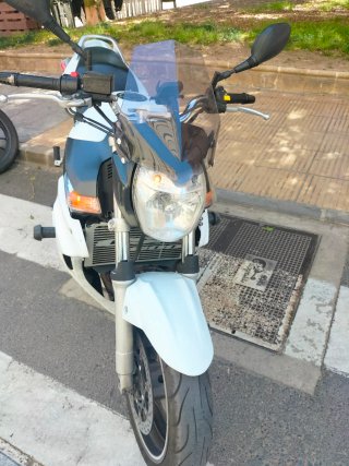 Suzuki GSR Naked Blanca y Roja