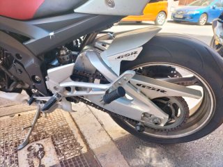 Suzuki GSR Naked Blanca y Roja