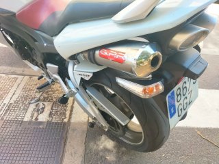 Suzuki GSR Naked Blanca y Roja