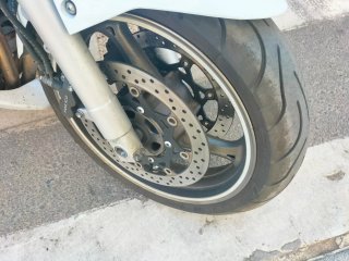 Suzuki GSR Naked Blanca y Roja