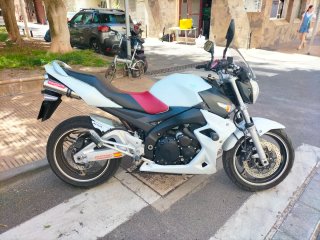Suzuki GSR Naked Blanca y Roja
