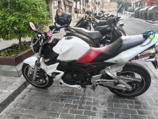 Suzuki GSR Naked Blanca y Roja