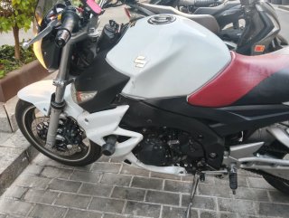 Suzuki GSR Naked Blanca y Roja