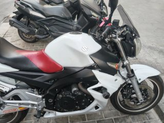 Suzuki GSR Naked Blanca y Roja