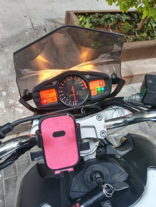 Suzuki GSR Naked Blanca y Roja