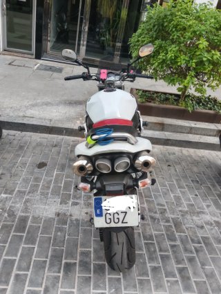 Suzuki GSR Naked Blanca y Roja