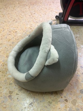 Cama para gatos con pompón