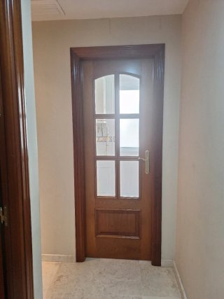 Puerta de madera con cristales