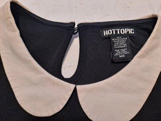 Vestido negro Hottopic cuello blanco
