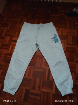Pantalón gris con dibujo de Stitch