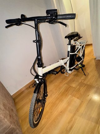 Bicicleta Eléctrica Plegable Blanca.