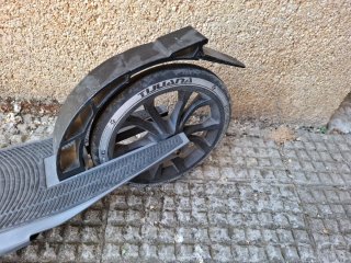 Monopatín gris plegable