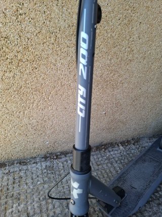 Monopatín gris plegable