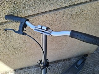 Monopatín gris plegable