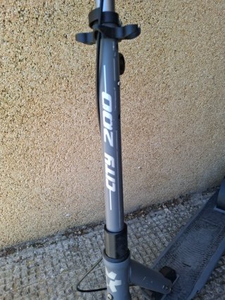 Monopatín gris plegable