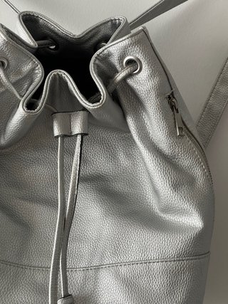 Mochila plateada con cordón