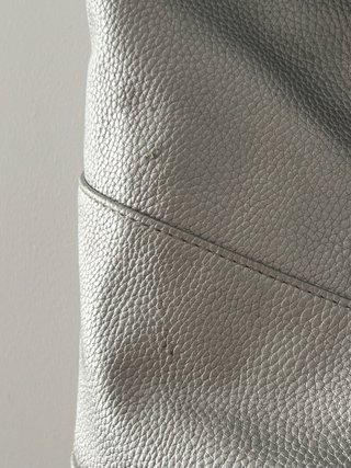 Mochila plateada con cordón