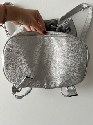 Mochila plateada con cordón