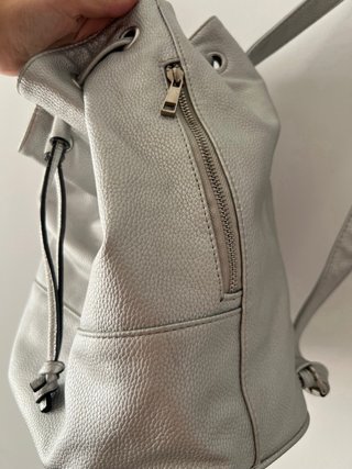 Mochila plateada con cordón
