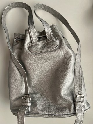 Mochila plateada con cordón