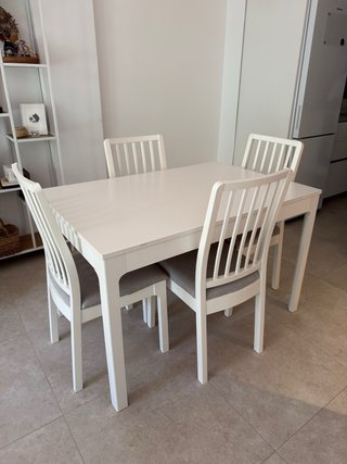 Mesa de comedor blanca con 4 sillas