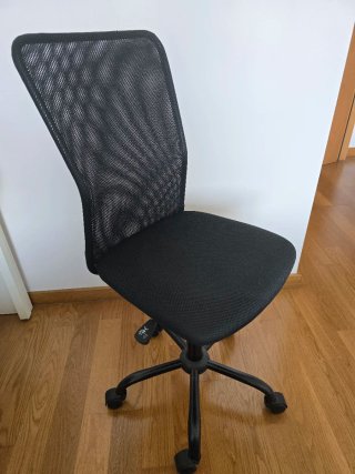 Silla de oficina o escritorio  Amazon negra.