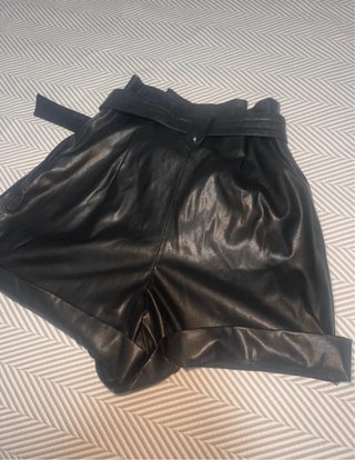 Shorts polipiel Zara negros