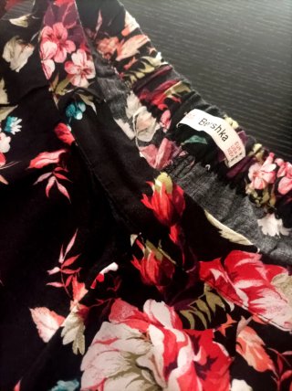 Pantalón floral Bershka
