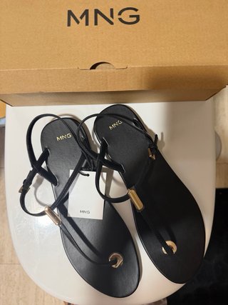 Sandalias Mango negras y doradas Talla 40
