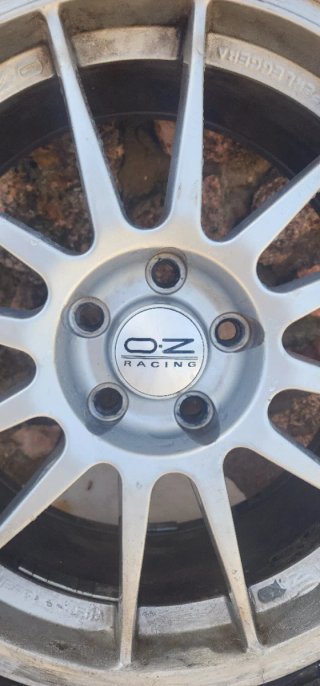 Llanta OZ Racing 18 con neumático 225/40 R18