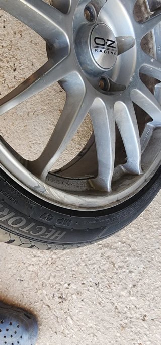Llanta OZ Racing 18 con neumático 225/40 R18