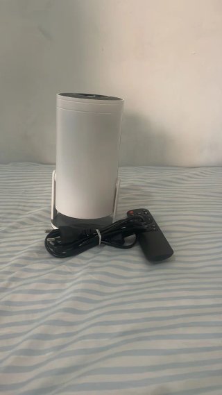 Proyector blanco y negro con mando