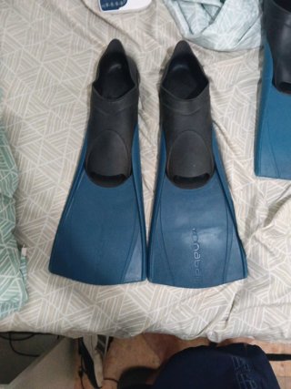 Aletas de natación azules y negras talla 44/45