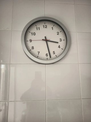 Reloj de pared redondo plateado