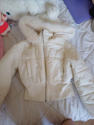 Chaqueta corta blanca acolchada con pelo