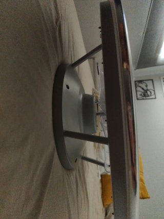 Ventilador de techo plateado y blanco