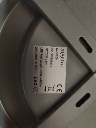 Ventilador de techo plateado y blanco